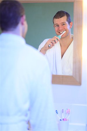 France man at home brushing thees Photographie de stock - Rights-Managed, Code: 877-06835872