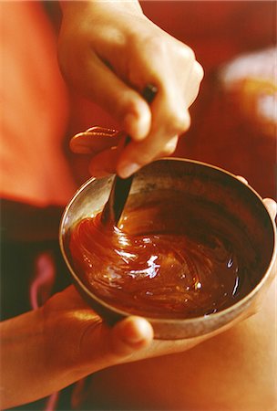 Morocco, close-up of hands of woman holding bowl with oriental wax and palette knife, indoors Stockbilder - Lizenzpflichtiges, Bildnummer: 877-06835888