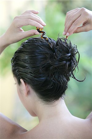 simsearch:6108-05855845,k - Portrait woman tying her long wet brown hair, haircare product Photographie de stock - Rights-Managed, Code: 877-06835915