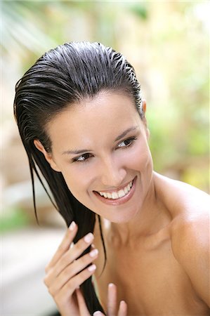 simsearch:6108-05873483,k - Portrait woman smiling, hands on wet hair Stockbilder - Lizenzpflichtiges, Bildnummer: 877-06835926