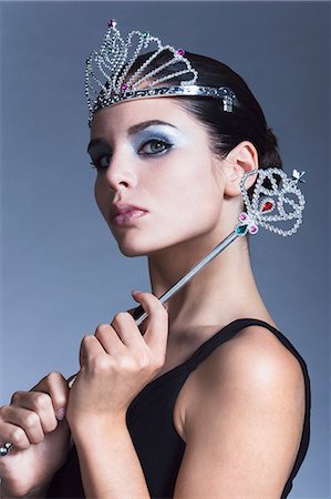 fée - Young woman holding fairy wand, tiara, black dress Photographie de stock - Rights-Managed, Code: 877-06836197