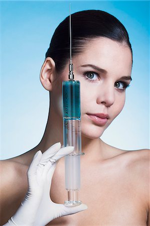 simsearch:877-06836500,k - Young woman holding syringe Foto de stock - Direito Controlado, Número: 877-06836265