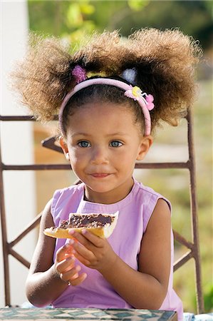 Little girl eating bread and chocolate Foto de stock - Con derechos protegidos, Código: 877-06836329