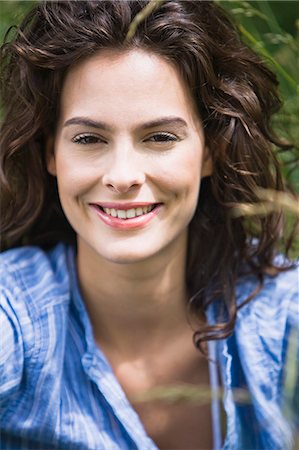 simsearch:877-06833733,k - Portrait of smiling young woman, outdoors Foto de stock - Con derechos protegidos, Código: 877-06836419