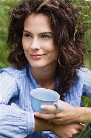 simsearch:877-06833712,k - Portrait of young woman holding cup Photographie de stock - Rights-Managed, Code: 877-06836412