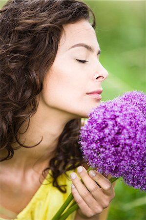 simsearch:877-06835665,k - Portrait of young woman holding bunch of flowers Foto de stock - Con derechos protegidos, Código: 877-06836425