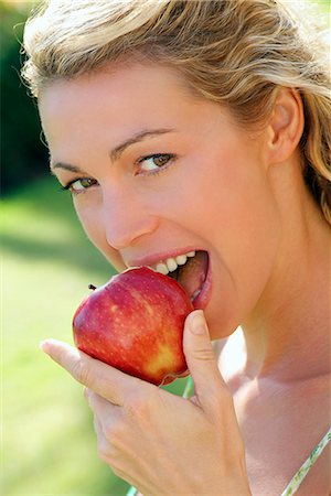 simsearch:877-06834718,k - Young woman eating an apple Stock Photo - Rights-Managed, Code: 877-06836531