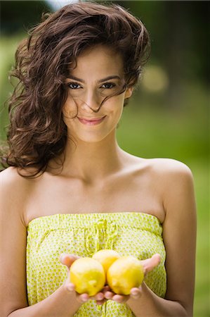 Young woman holding three lemons Photographie de stock - Rights-Managed, Code: 877-06832205