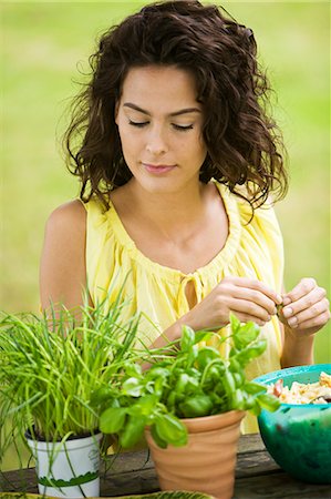 simsearch:877-06833087,k - Young woman preparing salad Foto de stock - Con derechos protegidos, Código: 877-06832238
