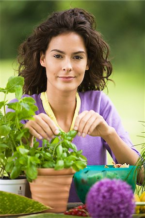 simsearch:877-06833087,k - Young woman preparing salad Foto de stock - Con derechos protegidos, Código: 877-06832243
