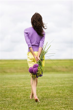 seul (solitude) - Young woman holding a bouquet of flowers Photographie de stock - Rights-Managed, Code: 877-06832258