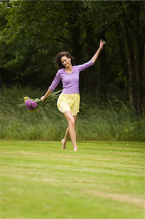 simsearch:877-06833784,k - Young woman holding a bouquet of flowers Foto de stock - Con derechos protegidos, Código: 877-06832252