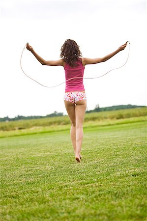simsearch:6108-05857453,k - Young woman usig a skipping rope, oudoors Stockbilder - Lizenzpflichtiges, Bildnummer: 877-06832322