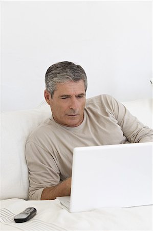 simsearch:6108-05856705,k - Senior man using a laptop Stockbilder - Lizenzpflichtiges, Bildnummer: 877-06832397