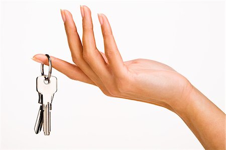 finger holding a key - Woman's hand holding keys Foto de stock - Con derechos protegidos, Código: 877-06832607