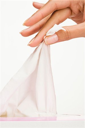 pañuelo de papel - Woman's hand pulling a paper handkerchief from a box Foto de stock - Con derechos protegidos, Código: 877-06832611