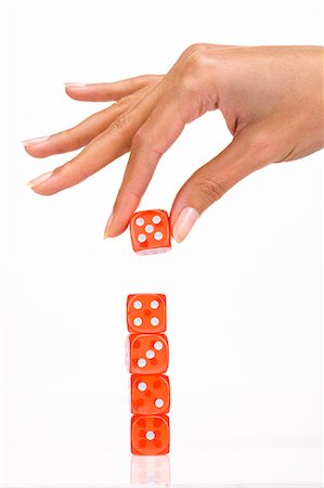 spielwürfel - Woman's hand overlaying 5 dices Stockbilder - Lizenzpflichtiges, Bildnummer: 877-06832640