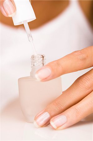 Woman's hands painting her nails Foto de stock - Con derechos protegidos, Código: 877-06832688