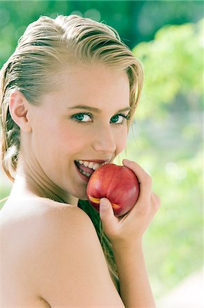 simsearch:6108-05858353,k - Portrait of a  young woman eating a nectarine Stockbilder - Lizenzpflichtiges, Bildnummer: 877-06832842