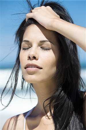 simsearch:877-06833016,k - Brown-haired young woman on the beach, summer Foto de stock - Con derechos protegidos, Código: 877-06833016