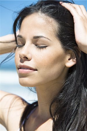 simsearch:877-06833016,k - Brown-haired young woman on the beach, summer Foto de stock - Con derechos protegidos, Código: 877-06833021