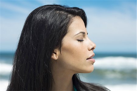 simsearch:6108-05873482,k - Portrait of a brown-haired young woman on the beach, summer Stock Photo - Rights-Managed, Code: 877-06833039