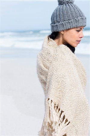 simsearch:877-06835868,k - Young woman with shawl at seaside Photographie de stock - Rights-Managed, Code: 877-06833114