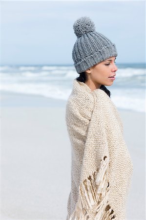 simsearch:877-06835868,k - Young woman with shawl at seaside Photographie de stock - Rights-Managed, Code: 877-06833115