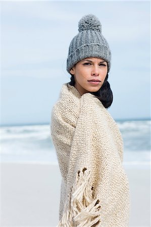 simsearch:877-06833122,k - Young woman with shawl at seaside Foto de stock - Con derechos protegidos, Código: 877-06833116