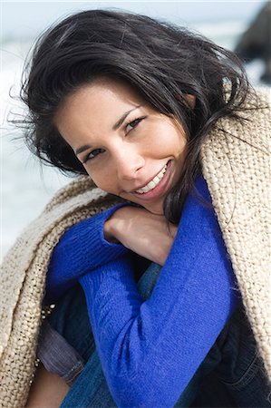 Young woman with shawl at seaside Stockbilder - Lizenzpflichtiges, Bildnummer: 877-06833139