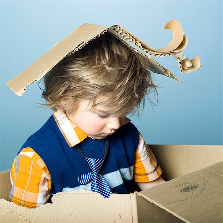 simsearch:877-06832637,k - Little boy playing with cardboard Foto de stock - Direito Controlado, Número: 877-06833304