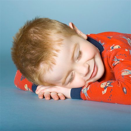 simsearch:877-06833353,k - Little boy sleeping Photographie de stock - Rights-Managed, Code: 877-06833335