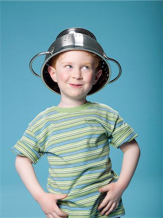 simsearch:877-06832637,k - Little boy playing with a colander Foto de stock - Direito Controlado, Número: 877-06833387