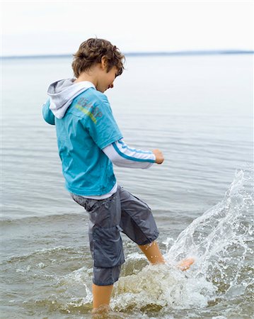 simsearch:877-06833417,k - Little boy running in a lake Stock Photo - Rights-Managed, Code: 877-06833415