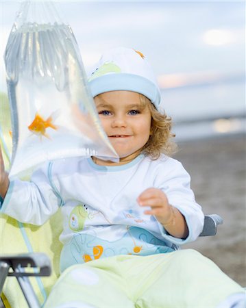 simsearch:877-06833417,k - Little girl, outdoors, red fish in plastic bag Stock Photo - Rights-Managed, Code: 877-06833417