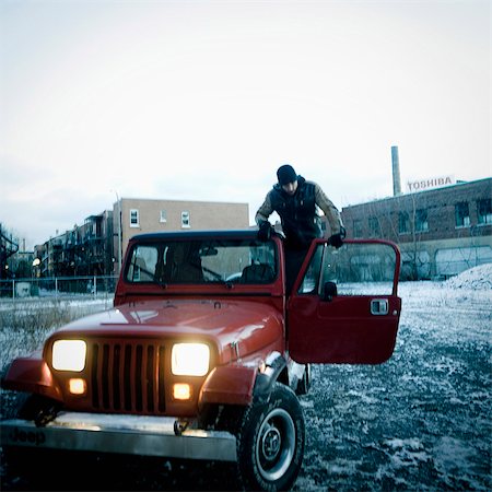 simsearch:877-06833900,k - Man in his red 4WD, winter Foto de stock - Con derechos protegidos, Código: 877-06833510