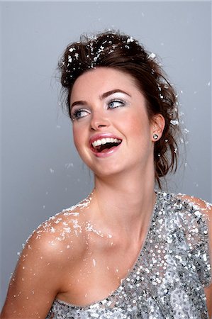 purpurina - Portrait of a  young woman, snowflakes on  her hair Foto de stock - Con derechos protegidos, Código: 877-06833549