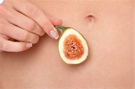 simsearch:877-06833602,k - Close-up of woman's hand holding fig in front of her stomach Foto de stock - Con derechos protegidos, Código: 877-06833624