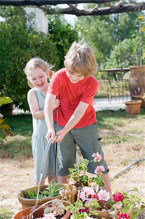 schlauch - Children watering flowers Stockbilder - Lizenzpflichtiges, Bildnummer: 877-06833648