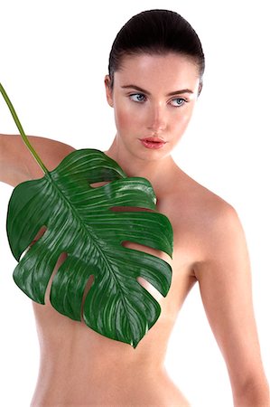 simsearch:877-06833642,k - Naked woman holding leaf in front of her chest Stock Photo - Rights-Managed, Code: 877-06833640