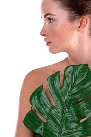 simsearch:877-06833642,k - Naked woman holding leaf in front of her chest Stock Photo - Rights-Managed, Code: 877-06833641