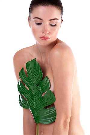 simsearch:877-06834255,k - Naked woman holding leaf in front of her chest Foto de stock - Con derechos protegidos, Código: 877-06833642