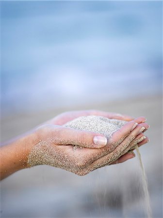 simsearch:877-06833733,k - Woman's hands with sand Foto de stock - Con derechos protegidos, Código: 877-06833734