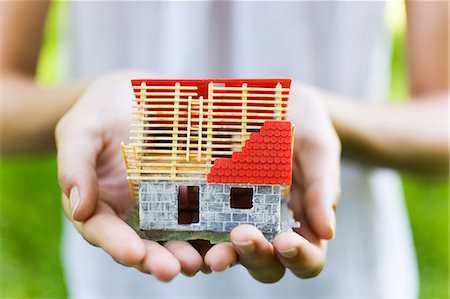 Young woman holding model house Photographie de stock - Rights-Managed, Code: 877-06833797