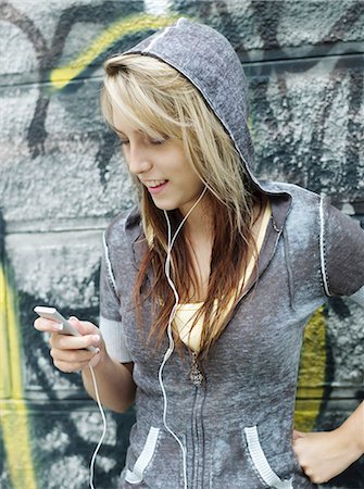 simsearch:877-06833900,k - Teenage girl listening to MP3 player Foto de stock - Con derechos protegidos, Código: 877-06833845