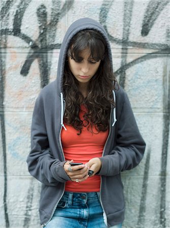 simsearch:877-06833900,k - Teenage girl using mobile phone Foto de stock - Con derechos protegidos, Código: 877-06833849