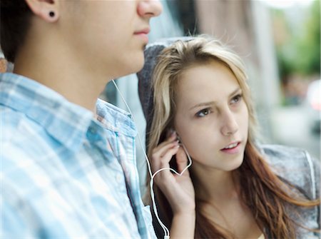 simsearch:877-06833900,k - Teenagers listening to MP3 player Foto de stock - Con derechos protegidos, Código: 877-06833917