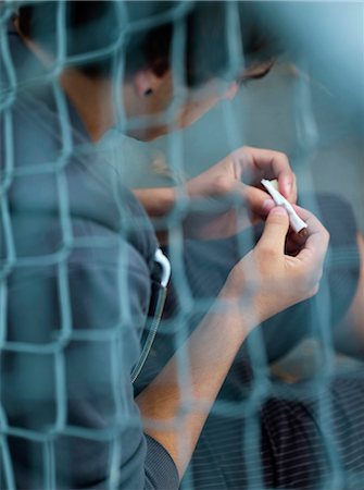 Teenage boy rolling a joint Stockbilder - Lizenzpflichtiges, Bildnummer: 877-06833911