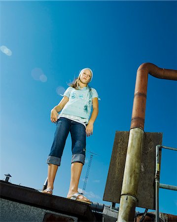 simsearch:877-06833986,k - Teenage girl on building roof Photographie de stock - Rights-Managed, Code: 877-06833935