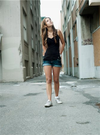 simsearch:877-06833900,k - Teenage girl walking in the street Foto de stock - Con derechos protegidos, Código: 877-06833977